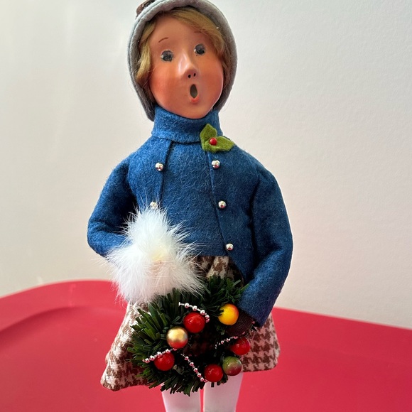 30% OFF Byers Choice Caroler 2020 Palmer Girl with Wreath - Picture 2 of 4